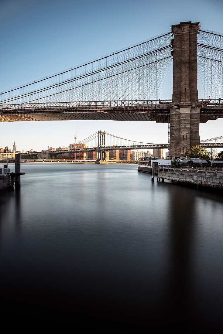 Im Vordergrund Brooklyn Bridge, dahinter Washington Bridge, East River, Brooklyn, New York City, Vereinigte Staaten von Amerika, USA, Nordamerika