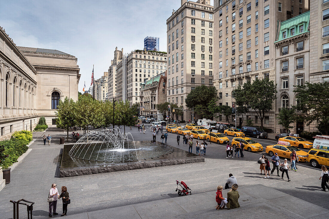 zahlreiche gelbe Taxis vor Metropolitan Museum of Art, 5th Avenue, Manhattan, New York City, Vereinigte Staaten von Amerika, USA, Nordamerika