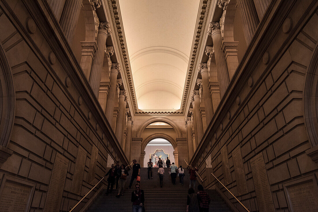 imposantes Treppenhaus im Metropolitan Museum of Art, 5th Avenue, Manhattan, New York City, Vereinigte Staaten von Amerika, USA, Nordamerika