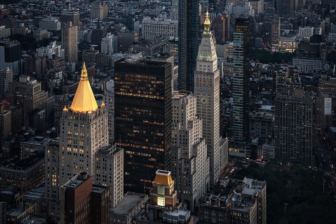 Uhrenturm und New York Life mit goldenen Dächern ragen aus der Dunkelheit hervor, Blick von Aussichtsplattform des Empire State Building, Manhattan, New York City, Vereinigte Staaten von Amerika, USA, Nordamerika