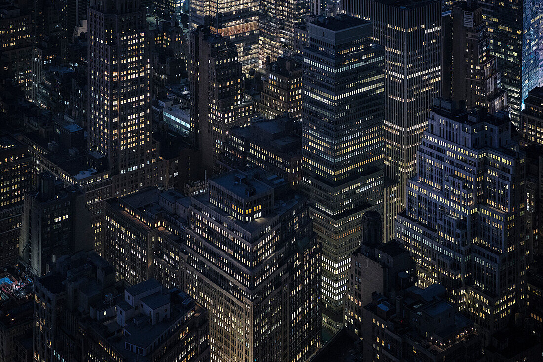 Blick von Aussichtsplattform des Empire State Building Lichter in umliegenden Gebäude, Manhattan, New York City, Vereinigte Staaten von Amerika, USA, Nordamerika