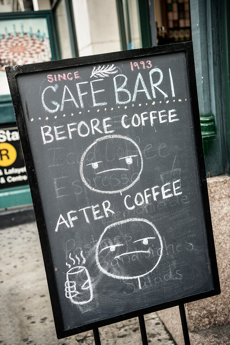 lustiges Schild einer Café Bar, Little Italy, Manhattan, New York City, Vereinigte Staaten von Amerika, USA, Nordamerika