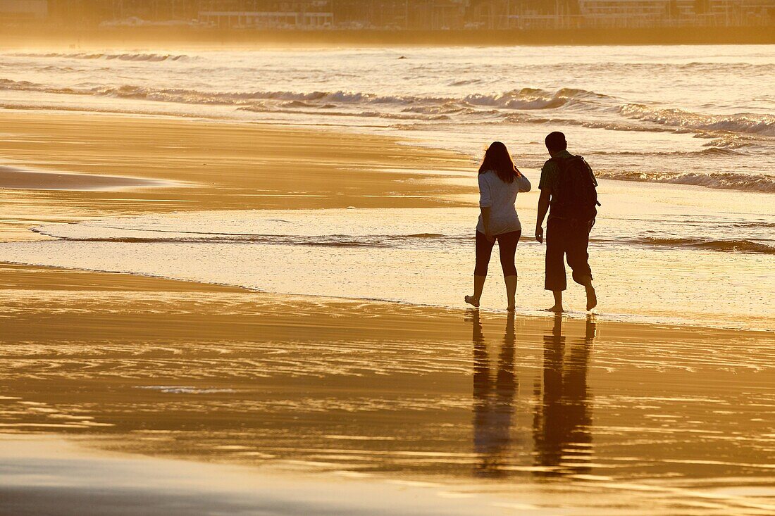 Laufen, Strand, Hendaye, Aquitanien, Pyrenäen Atlantiques, Frankreich