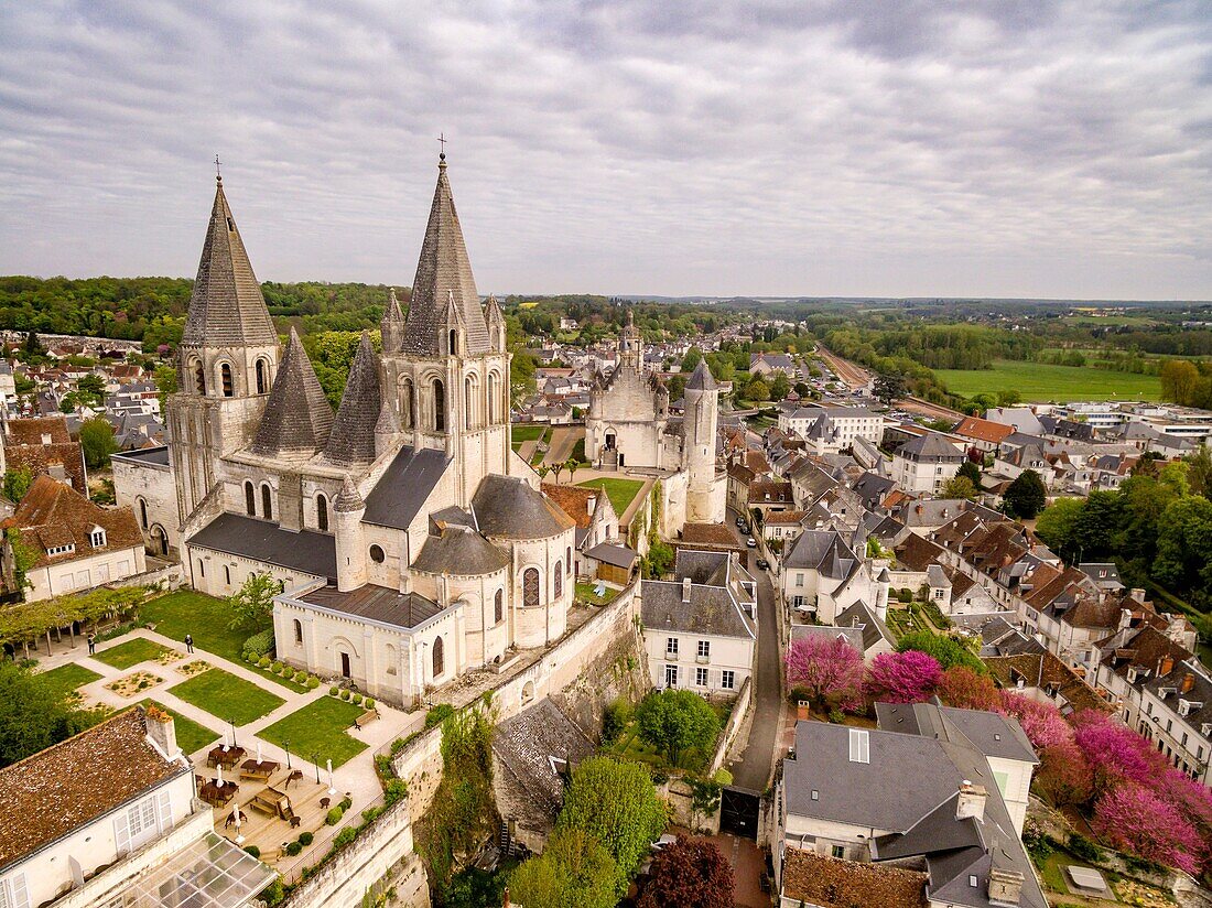 Colegiata de Saint-Ours, romanico y gótico. Fue edificada entre los siglos XI y XII, Loches, Indre, Frankreich, Westeuropa