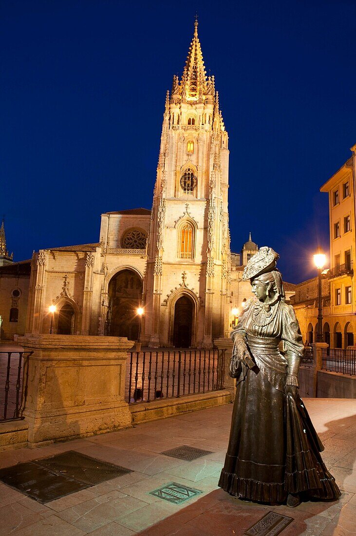 La Regenta statue and cathedral, night view. Oviedo, Spain.