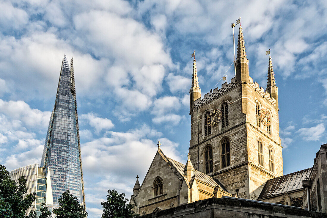 Southwark Cathedral und Shard Wolkenkratzer South Bank London UK 
