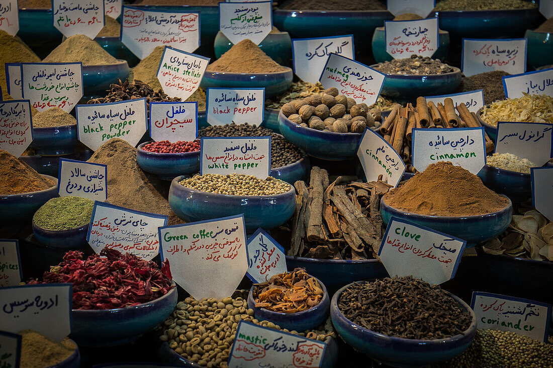 Gewürze am Basar von Shiraz, Iran, Asien