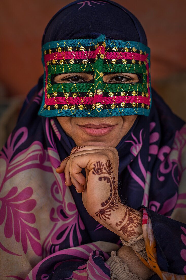 Bandari Frau mit Maske am Persischen Golf, Iran, Asien