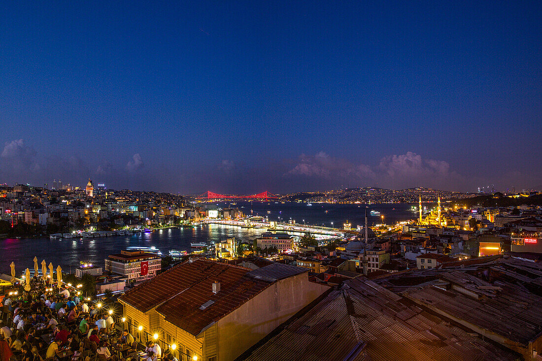 Istanbul Panorama mit Blick auf die Galatabrücke, Türkei