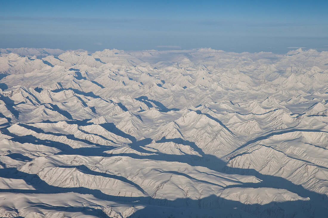 Weiße Himalaya Gebirgskette von oben, Indien, Asien