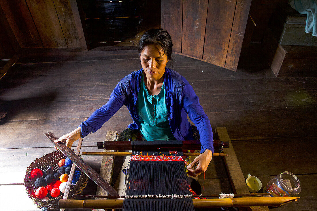 Frau knüpft traditionelle Kleidung in Arunachal, Indien, Asien