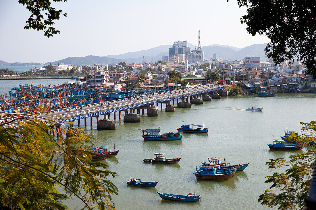 Schiffe im Hafen von Nha Trang, Vietnam, Asien