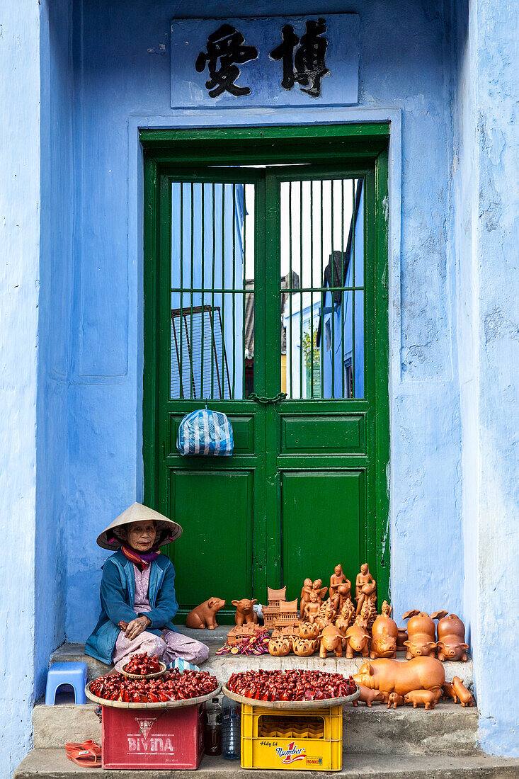 Marktfrau in Hoi An, Vietnam, Asien