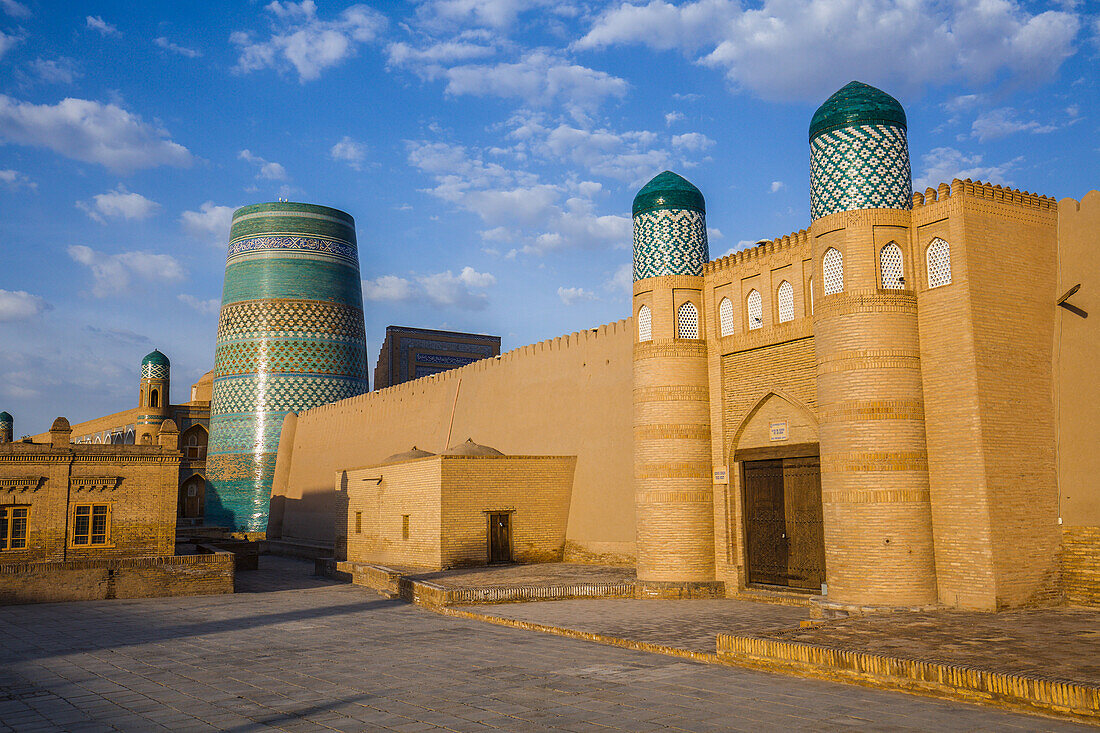 Das Kalta Minor und die Stadtmauer Chiwas, Usbekistan, Asien