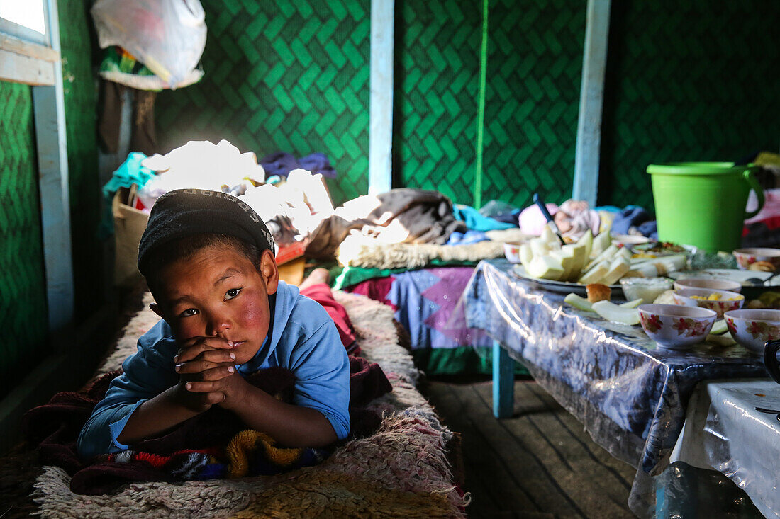 Kirgisischer Junge und Halbnomade, Kirgistan, Asien