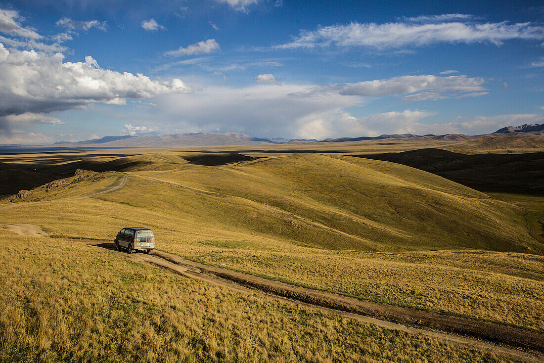 Auto am Songköl See in Kirgistan, Asien