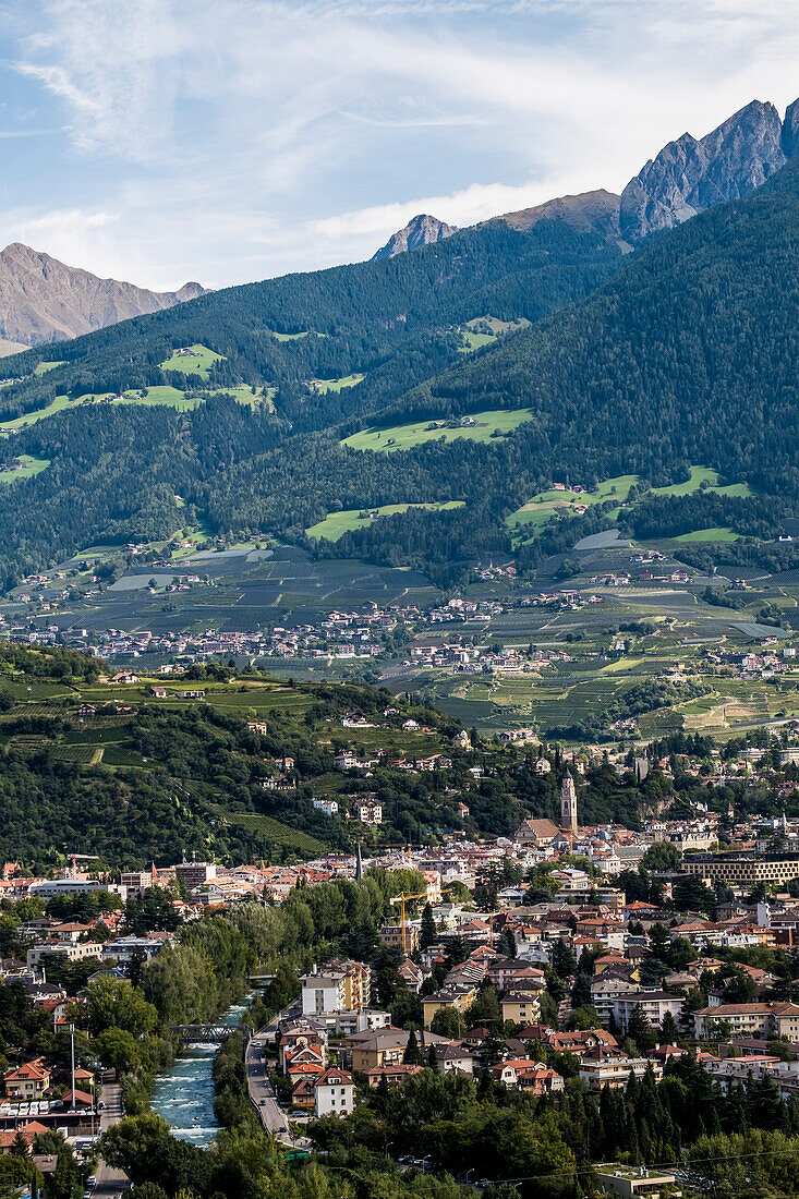 Blick auf Meran und die Sarntaler Berge, Südtirol, Italien