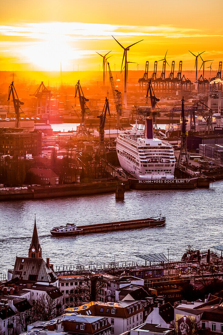Blick auf die Skyline vom Hamburger Hafen und der Elbe in der Abenddämmerung, Hamburg, Norddeutschland, Deutschland