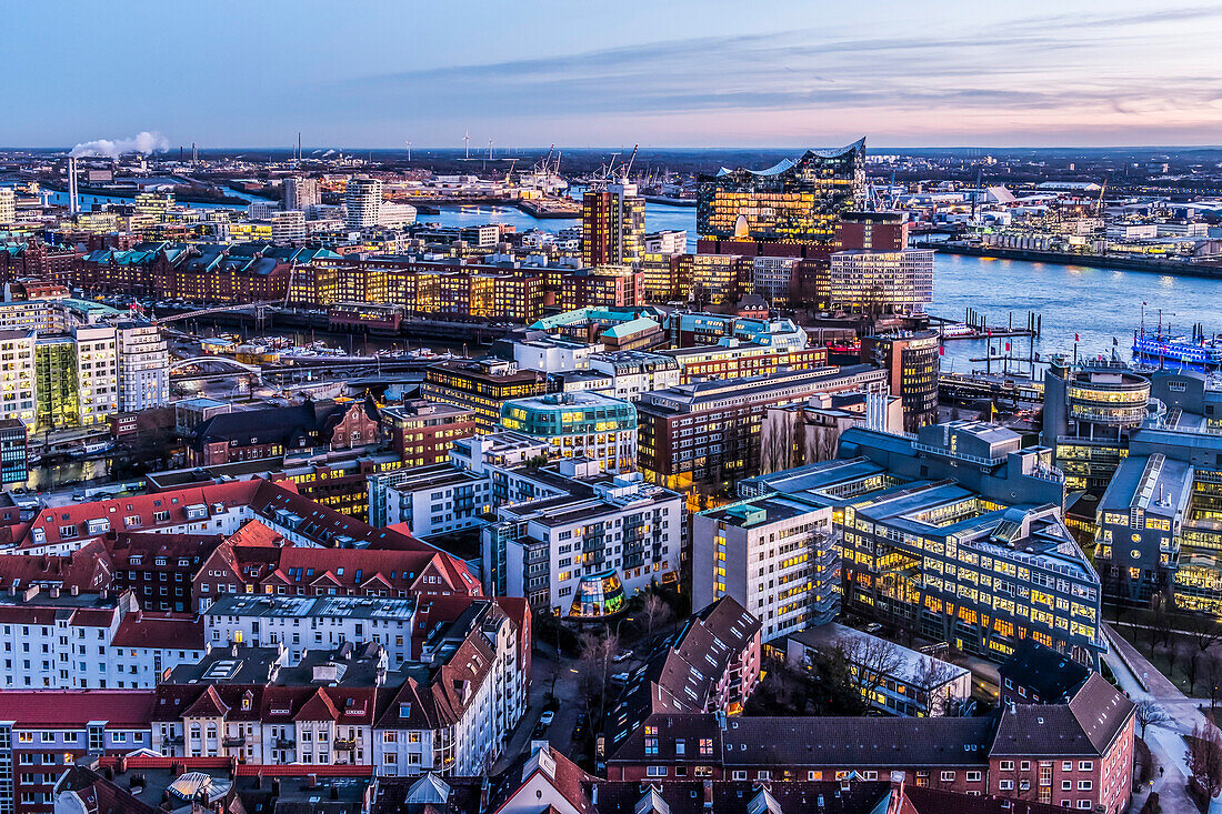 Blick in der Abenddämmerung auf die Elbphilharmonie und die Hafencity vom Hamburger Michel aus, Hamburg, Norddeutschland, Deutschland