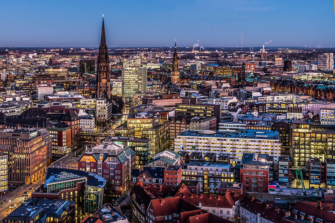 Blick auf die Skyline von Hamburg in der Abenddämmerung vom Hamburger Michel, Hamburg, Norddeutschland, Deutschland