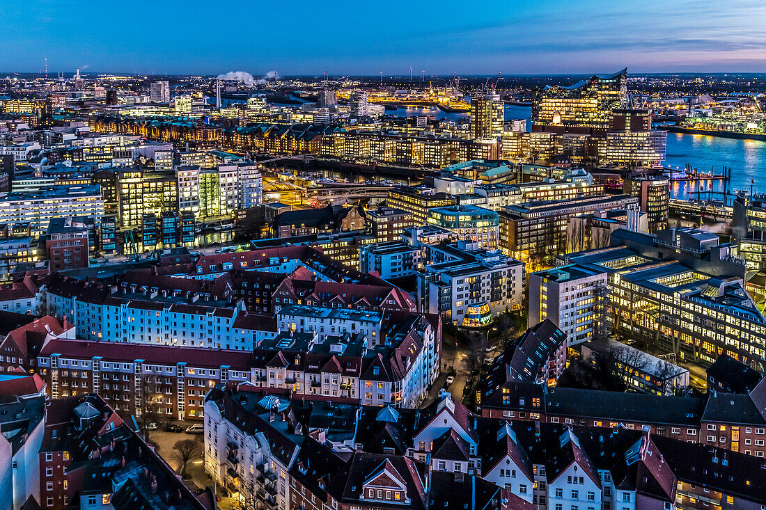 Blick in der Abenddämmerung auf die Elbphilharmonie und die Hafencity vom Hamburger Michel aus, Hamburg, Norddeutschland, Deutschland