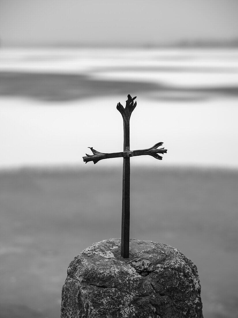 Ein Kreuz am Ufer des zugefrorenen Staffelsee, Seehausen, Oberbayern, Deutschland