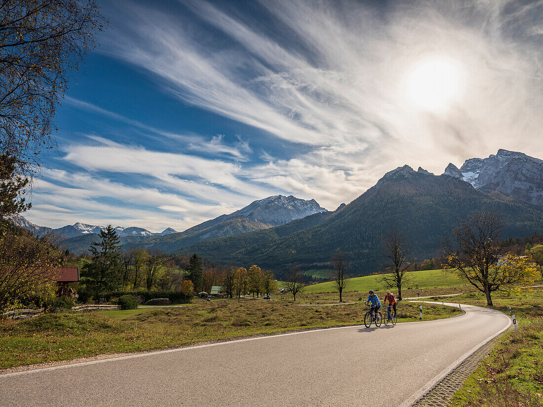 Zwei Radfahrer duchqueren die Herbstlandschaft am Watzmann, Ramsau, Oberbayern, Deutschland