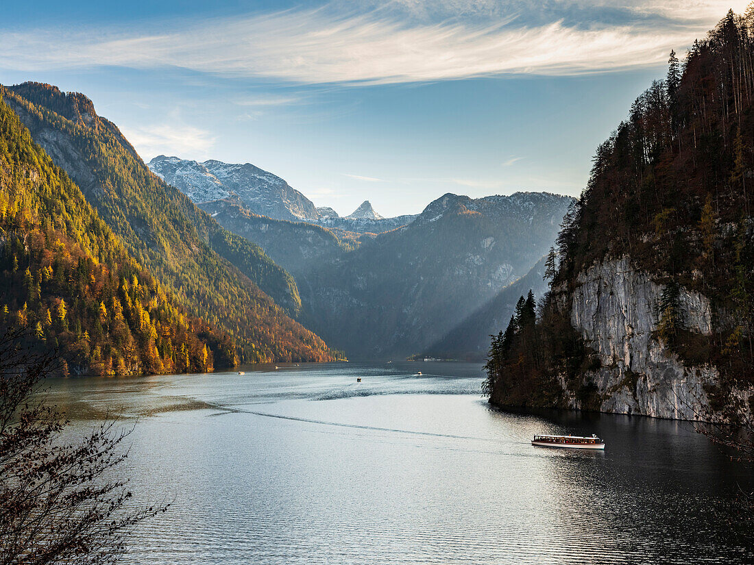Herbststimmung am Königssee mit Blick vom Aussichtspunkt Rabenwand (Malerwinkel) auf den Schiffverkehr und die Schönfeldspitze und das Steinerne Meer, Königssee,  Oberbayern, Deutschland