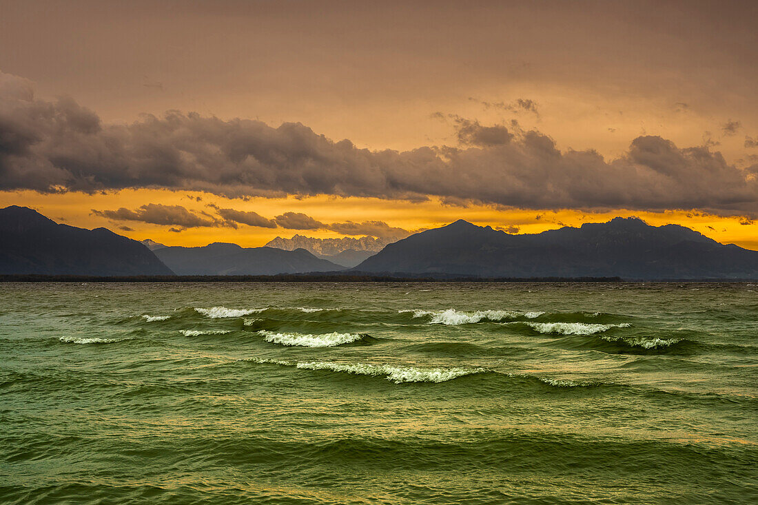 Abendstimmung am stürmischen Chiemsee mit Blick auf die Chiemgauer Alpen und Kaisergebirge, Chieming, Oberbayern, Deutschland