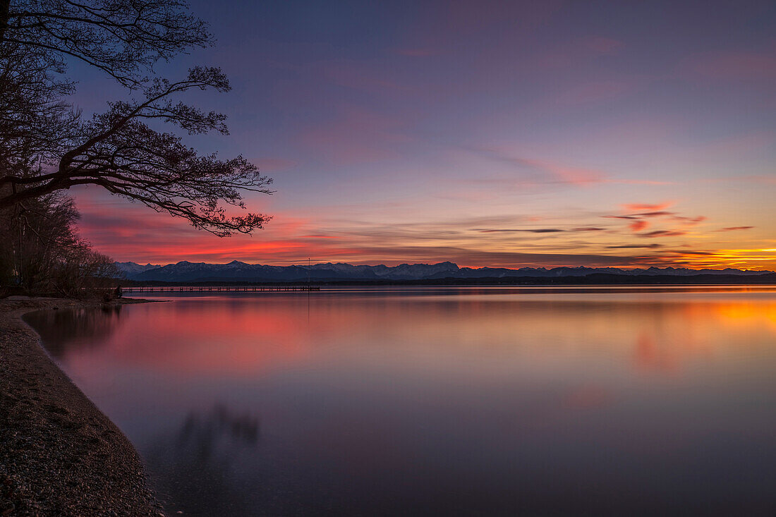 Dusk on the shore of Lake Starnberg with a view of the Wetterstein Mountains with Zugspitze, Ambach, Upper Bavaria, Germany
