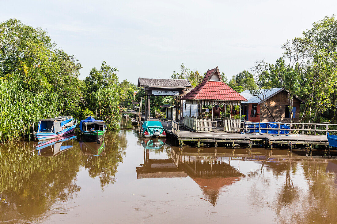Small village on the Sekonyer River, Tanjung Puting National Park, Kalimantan, Borneo, Indonesia, Southeast Asia, Asia