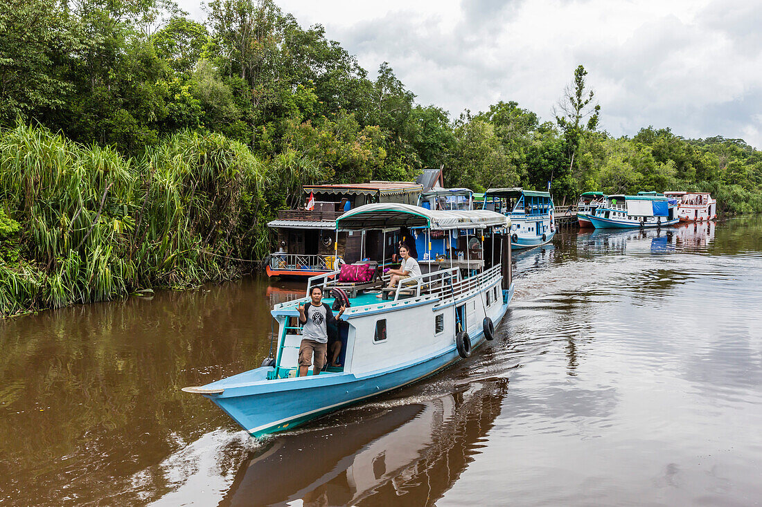Klotok with tourists on the Sekonyer River, Tanjung Puting National Park, Kalimantan, Borneo, Indonesia, Southeast Asia, Asia