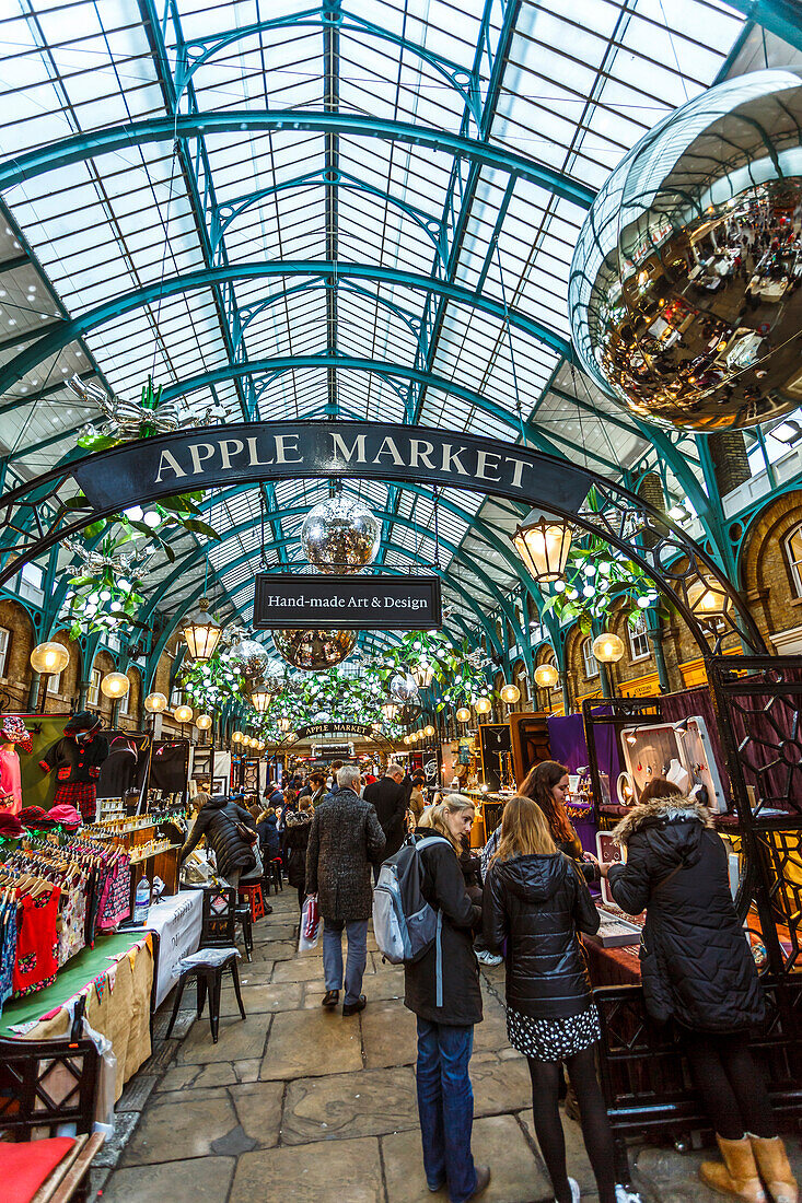 Apple Market at Christmas, Covent Garden, London, England, United Kingdom, Europe