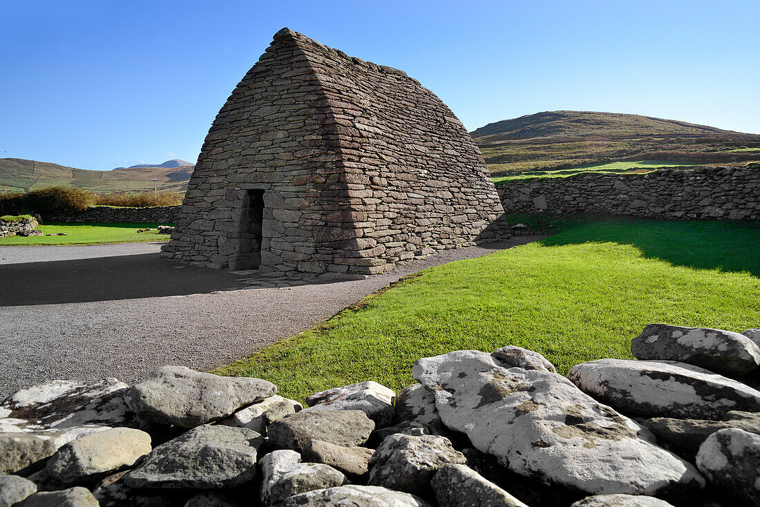 Gallarus Oratory, early Christian church, Dingle Peninsula, Wild Atlantic Way, County Kerry, Munster, Republic of Ireland, Europe