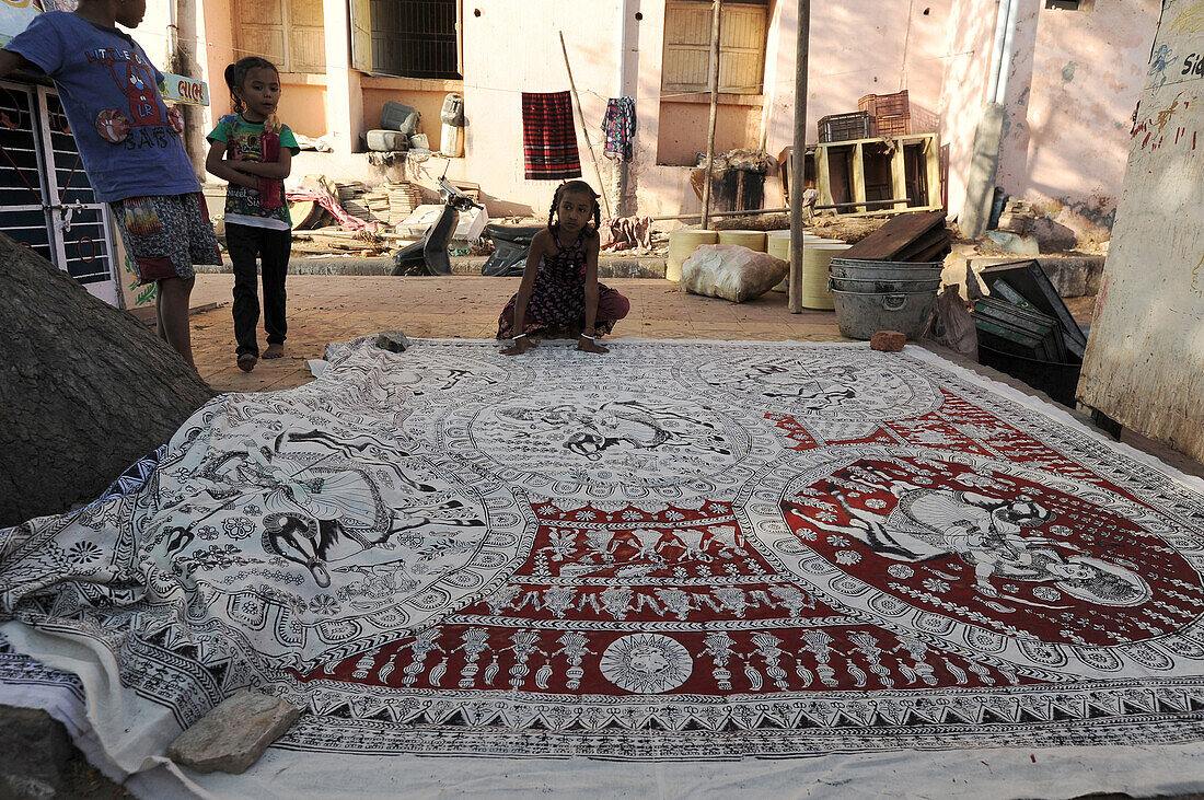 Mata ki Pachedi, the Cloth of the Mother Goddess, shrine cloth hand painted in the streets by the Vaghari community, Ahmedabad, Gujarat, India, Asia