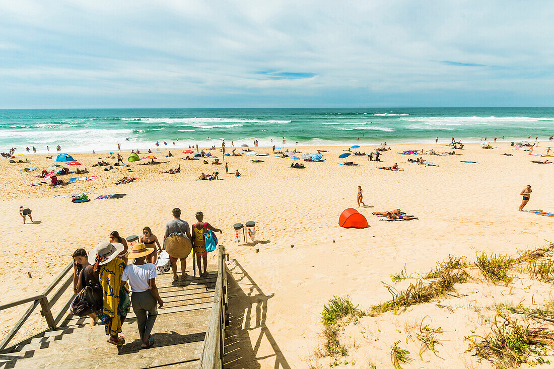 Summer crowds on the popular surf beach at Mimizan, south west of Bordeaux, Mimizan-Plage, Landes, Nouvelle-Aquitaine, France, Europe