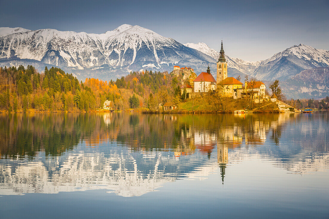 Lake Bled and Santa Maria Church (Church of Assumption) and Bled Castle and Julian Alps visible in the background, Gorenjska, Slovenia, Europe
