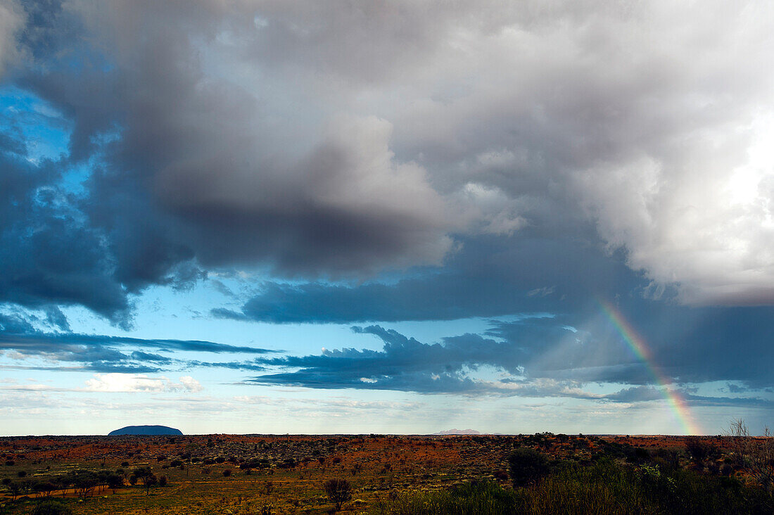Der Uluru und die Kata Tjutas mit Regenbogen, Uluru NP, Northern Territory, Australien