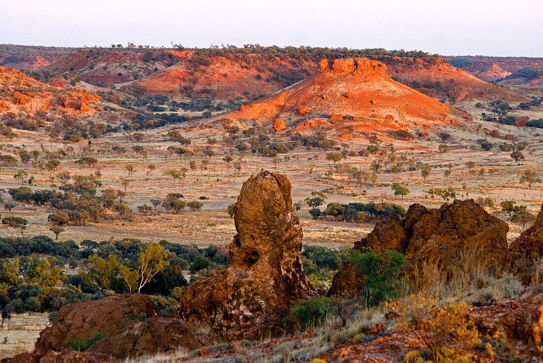 Blick vom Cawnpore Lookout über die semi-aride Felsenlandschaft der Region, Winton Road, Queensland, Australien