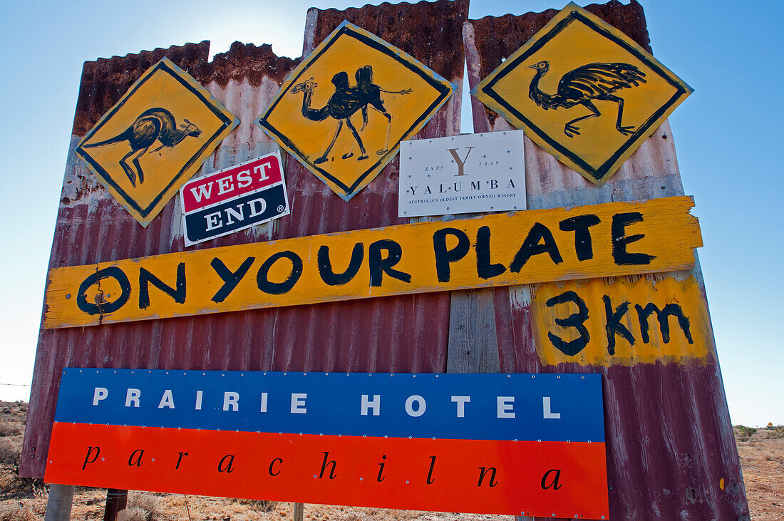 Kulinarisches Hinweisschild für das Prairie Hotel in Parachilna, Flinders Ranges, Südaustralien, Australien