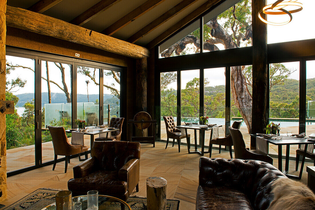 Der Speisesall des Pretty Beach House hat Panoramafenster, Central Coast, New South Wales, Australien