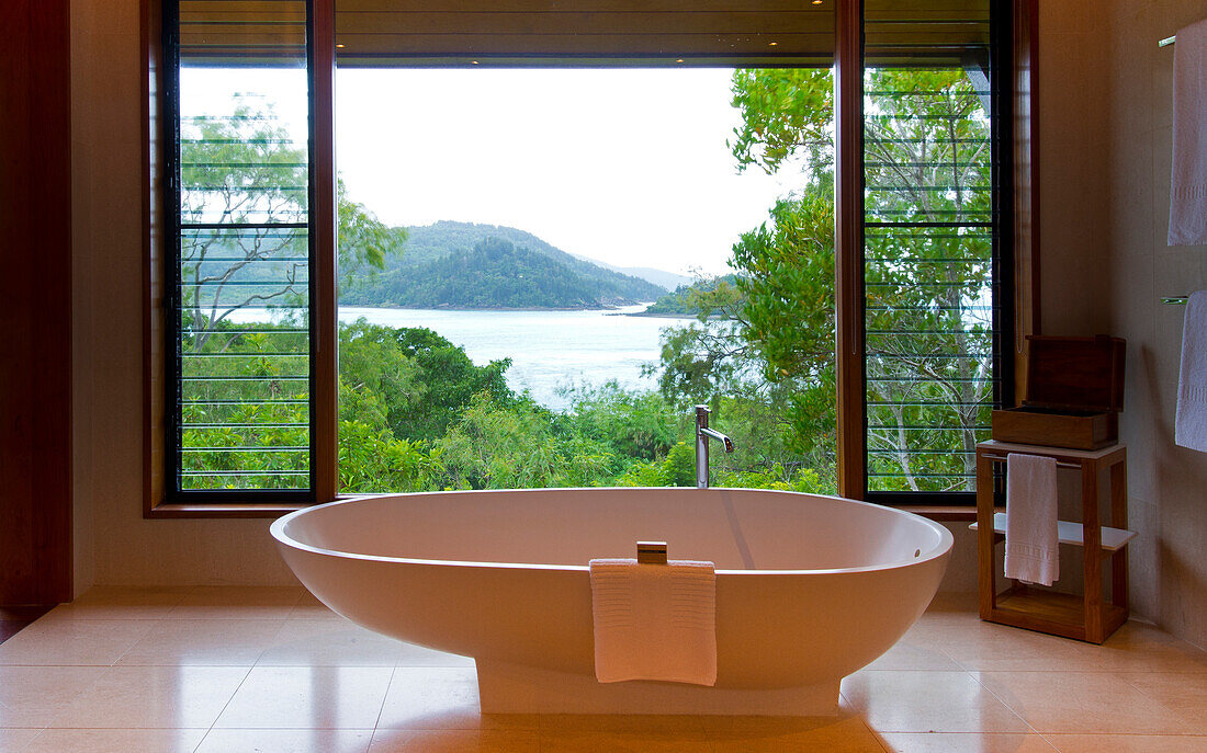 Das Bad der Windward Pavillions im Qualia Resort hat Meeresblicke, Hamilton Island, Queensland, Australien