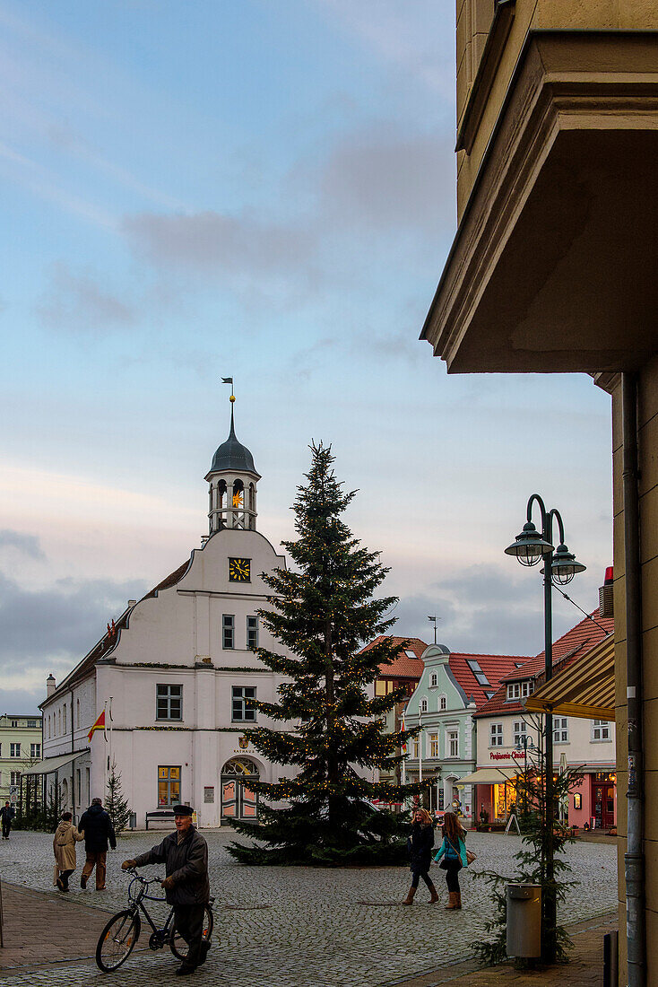 Weihnachtsbaum auf dem Marktplatz, Wolgast, Ostseeküste, Mecklenburg-Vorpommern, Deutschland