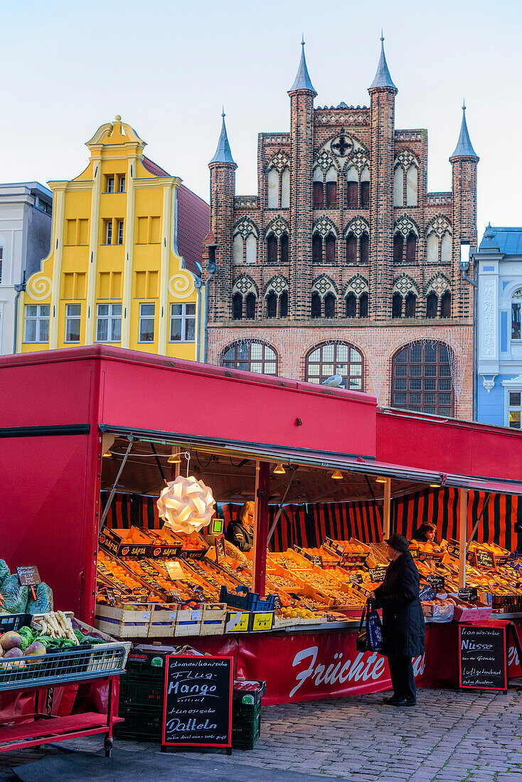 Wullam Haus mit Weihnachtsmarkt auf dem alten Marktplatz Ostseeküste, Mecklenburg-Vorpommern, Deutschland