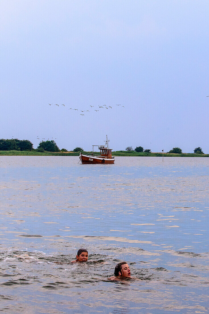 Kinder schwimmen beim Ort Waase auf Ummanz, Rügen, Ostseeküste, Mecklenburg-Vorpommern, Deutschland