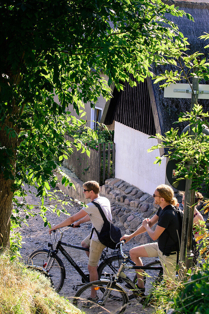 Radfahrer im Fischerdorf Vitt, Rügen, Ostseeküste, Mecklenburg-Vorpommern, Deutschland