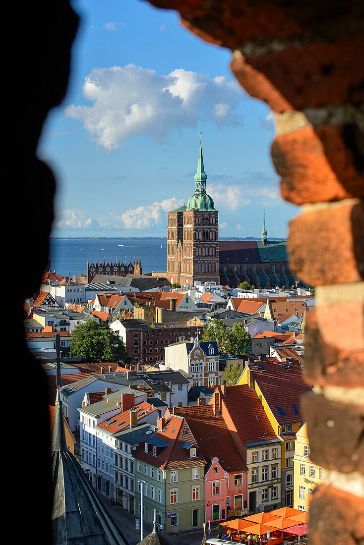 Blick auf St. Nikolai von der St. Marien Kirche aus, Ostseeküste, Mecklenburg-Vorpommern, Deutschland