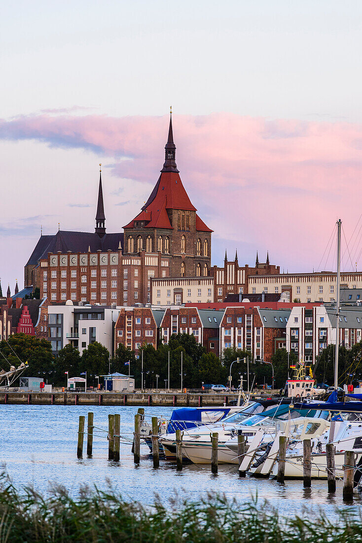 Yachthafen mit Marien Kirche im Hintergrund, Rostock, Ostseeküste, Mecklenburg-Vorpommern Deutschland