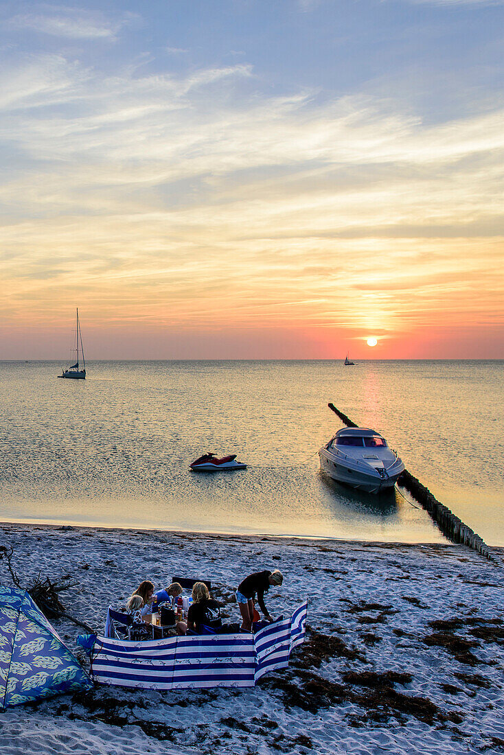 Familie mit Motorboot macht Picknick am Strand beim Leuchtturm Hellen, Hiddensee, Rügen, Ostseeküste, Mecklenburg-Vorpommern Deutschland