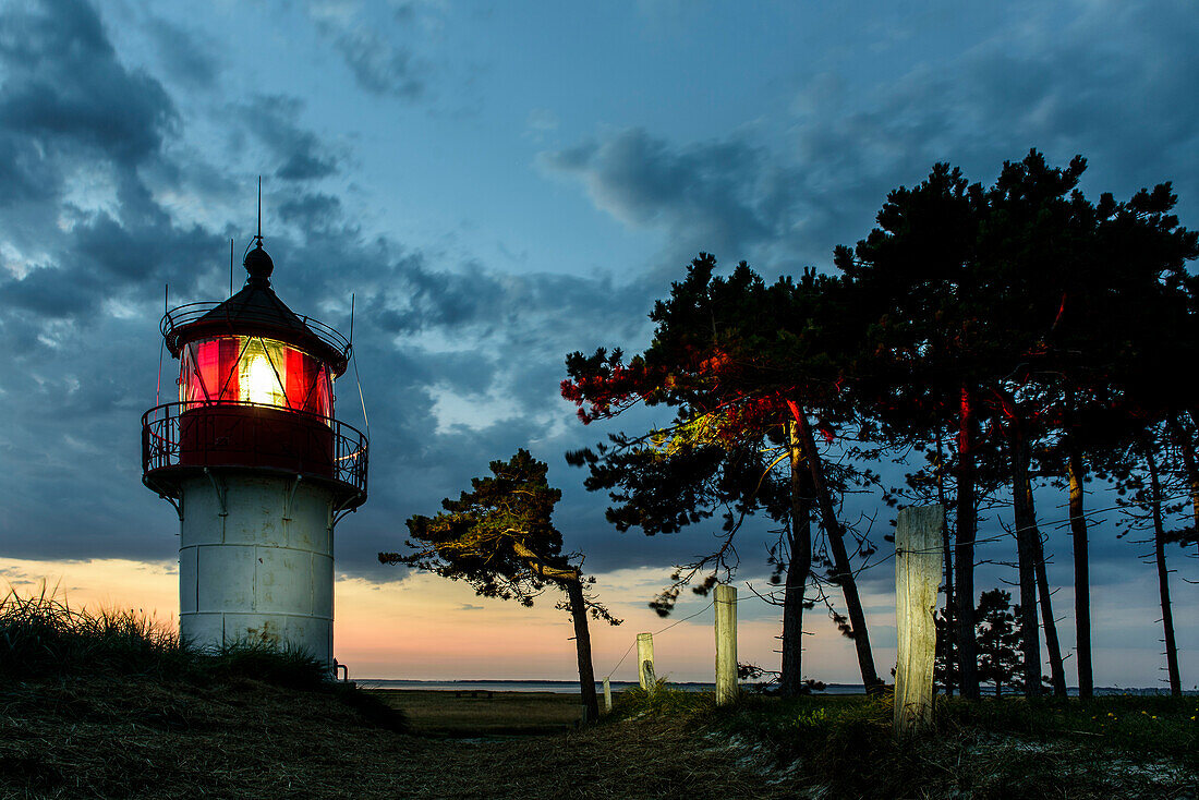 Leuchtturm Hellen und Landschaft im Abendlicht, Hiddensee, Rügen, Ostseeküste, Mecklenburg-Vorpommern, Deutschland